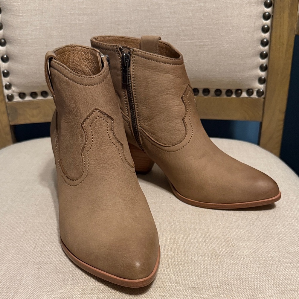 Frye “Ash” Tan Leather Women’s Ankle Booties, Size 8M